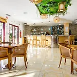 Отель Daniya & Business 4*